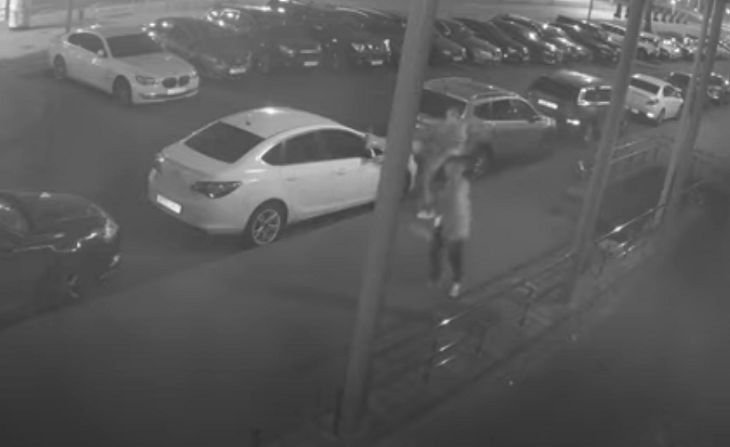В Минске трое пьяных мужчин повредили пять автомобилей и попали на видео
