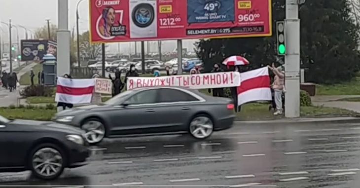 Люди выстраиваются в цепи солидарности: что происходит в Минске 14 ноября