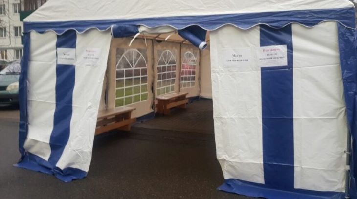 Перед поликлиниками в Минске поставили палатки ожидания для пациентов