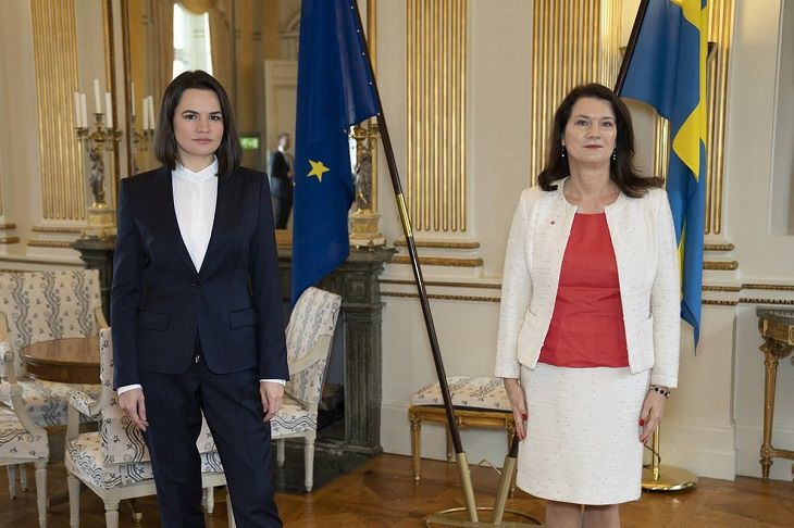 Глава МИД Швеции пришла на встречу с Тихановской в бело-красно-белом наряде