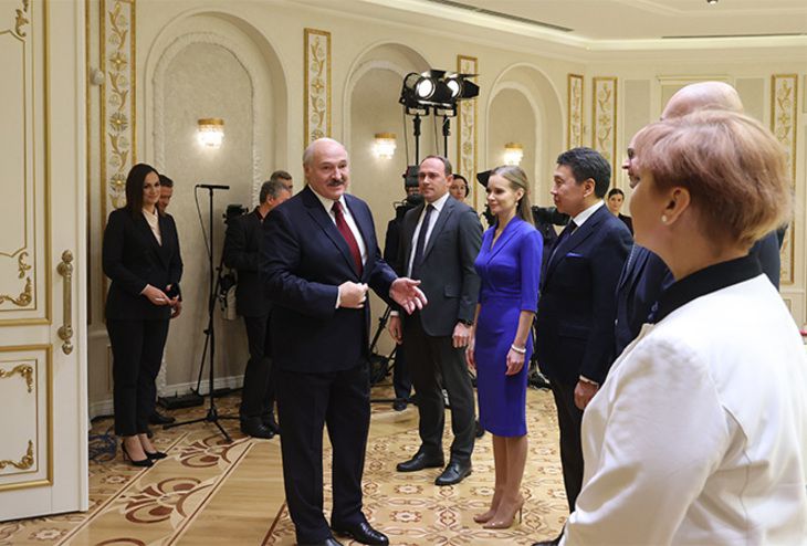 Лукашенко рассказал шутку про Тихановскую и ее мужа 
