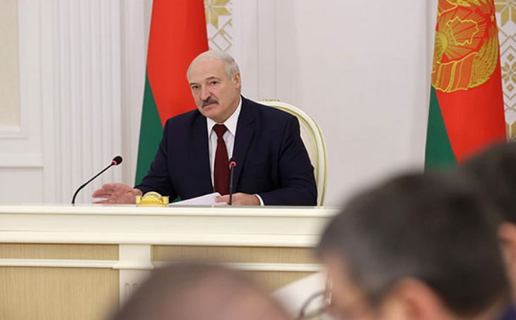 Лукашенко лишил денежного содержания некоторых чиновников 