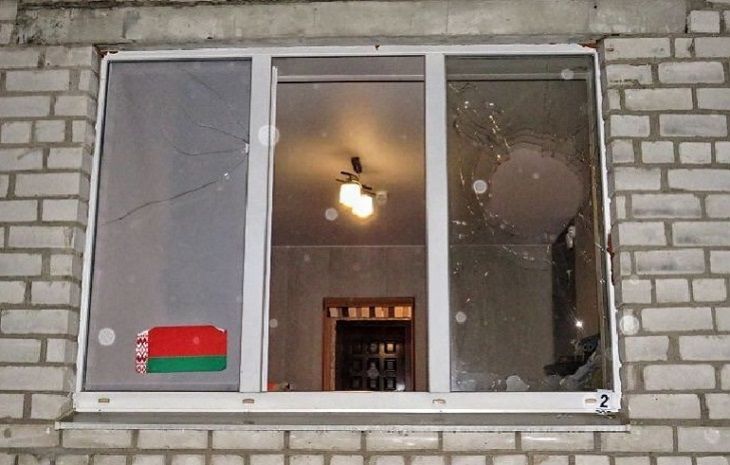 В Лиде женщине разбили окно за государственный флаг