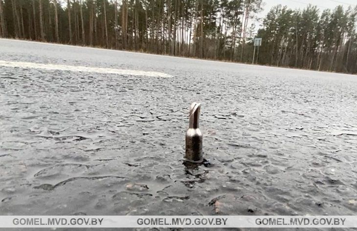 В Гомеле неизвестные вбили в асфальт сверло: 8 машин прокололи колеса В Гомеле неизвестные вбили в асфальт сверло: 8 машин прокололи колеса