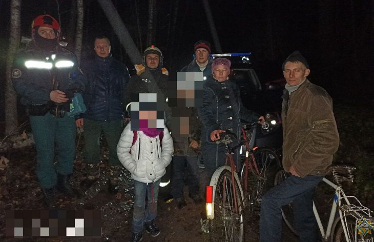 В Буда-Кошелевском районе потерялась семья с двумя детьми: спасатели пришли на помощь