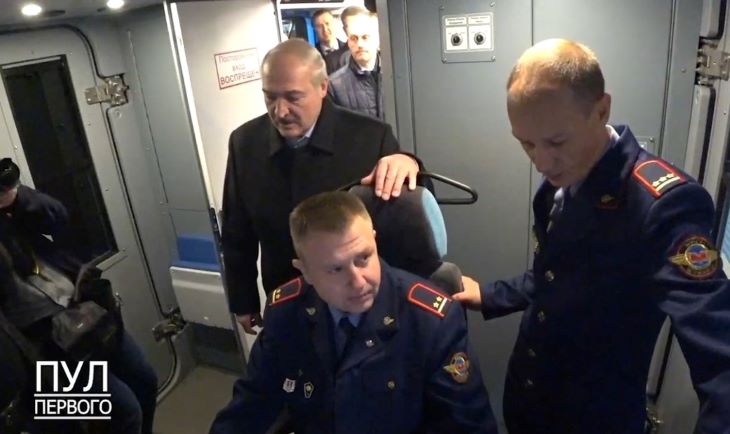 Лукашенко проехался в метро в кабине машиниста Лукашенко проехался в метро в кабине машиниста
