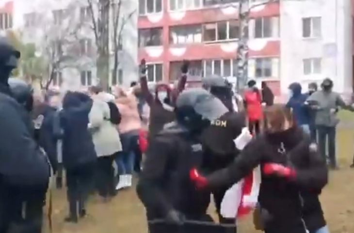 В Минске силовики с автоматами разгоняли женщин в микрорайоне