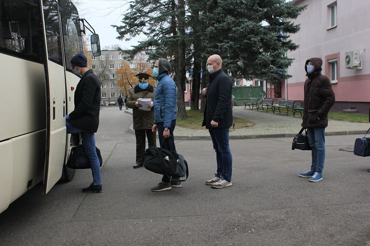 В масках, перчатках и с антисептиком в кармане. В Беларуси началась отправка в войска Вооруженных Сил