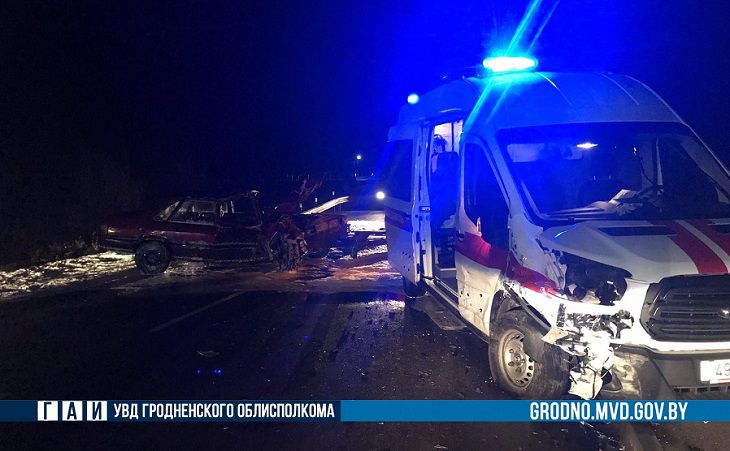 В Ошмянах Audi выехала на встречку и врезалась в скорую: водитель легковушки в реанимации