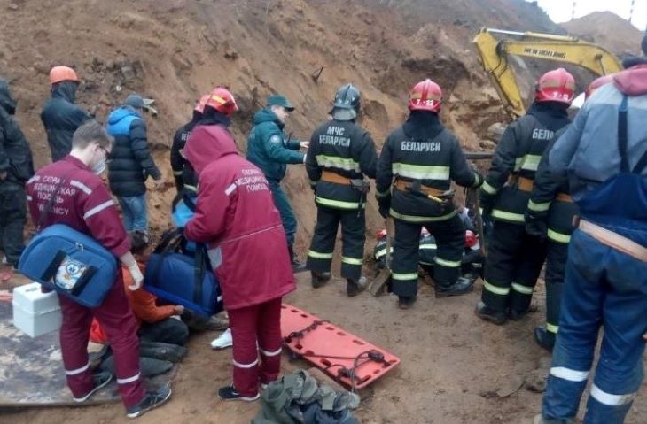 Скончался один из мужчин, которых засыпало песком на стройке в Минске Скончался один из мужчин, которых засыпало песком на стройке в Минске