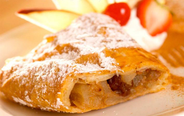 Идеальный десерт: рецепт классического яблочного штруделя
