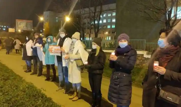 В Минске утром люди с лампадками выстроились в цепь солидарности возле больниц В Минске утром люди с лампадками выстроились в цепь солидарности возле больниц
