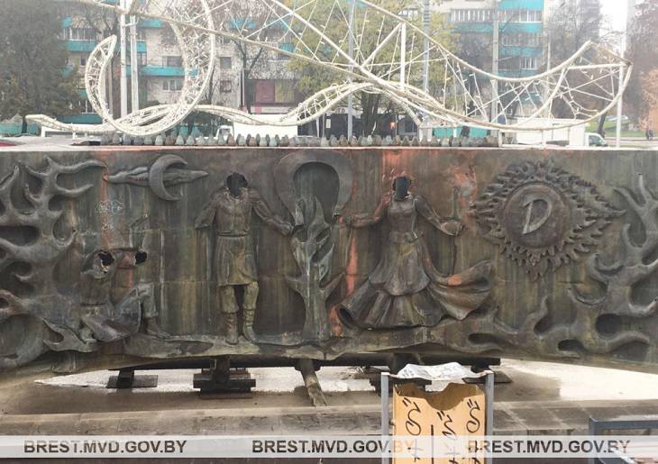 В Бресте пьяный мужчина повредил отреставрированный городской фонтан