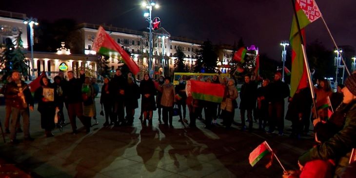 Иконы, флаги, возложение цветов: в центре Минска прошел митинг за Лукашенко  