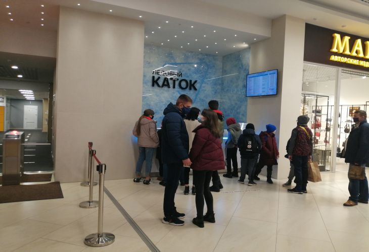 Жители Гродно часами стоят в очереди на каток в Тринити. В чем секрет?