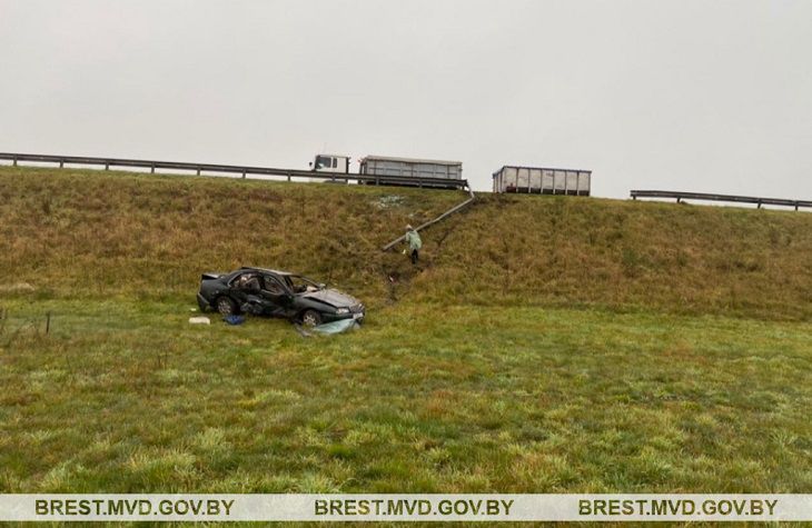 На трассе М1 под Брестом машина вылетела с двухуровневой развязки
