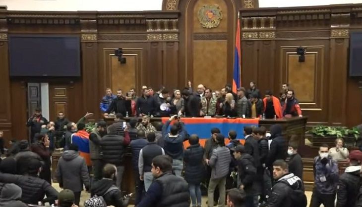 В Ереване захватили здание парламента