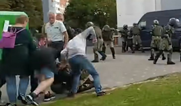 В Минске милиционера повалили на землю, били руками и ногами. Одного задержали