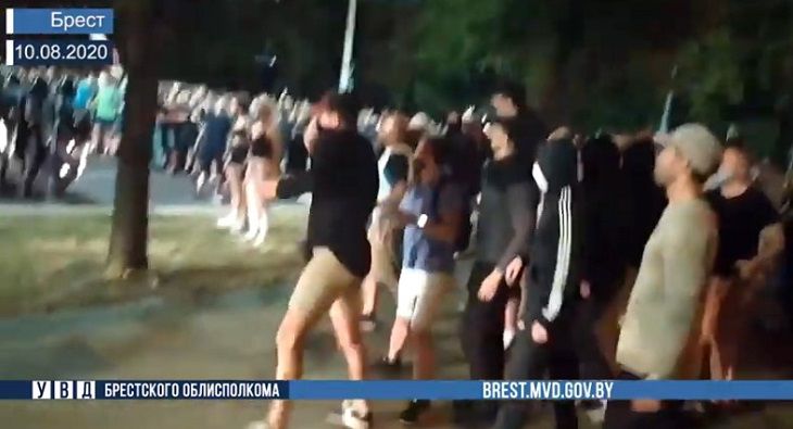 Работал ОМОН. Вот как в Бресте задерживали тех, кто применил насилие к милиционерам