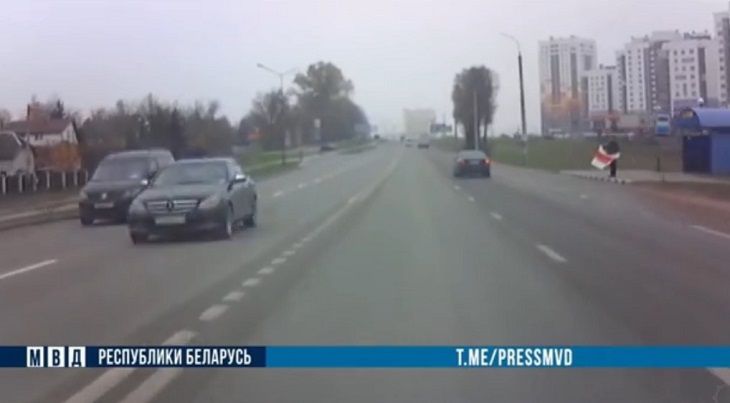 Размахивал БЧБ-флагом. На улице в Гродно задержали мужчину Размахивал БЧБ-флагом. На улице в Гродно задержали мужчину