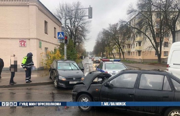 Как в блокбастере: в Минске водитель проехал на красный – авто вылетел на тротуар
