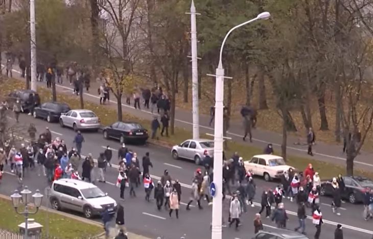 ГосТВ осветило воскресные протесты: вяло бродили, нетрезвые бросались на ОМОН и прятались за женщин