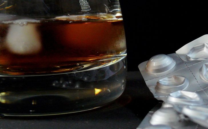 Медик объяснил, как алкоголь влияет на COVID-19