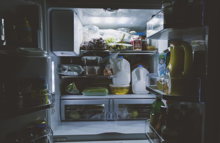Назван простой способ избавиться от неприятного запаха в холодильнике