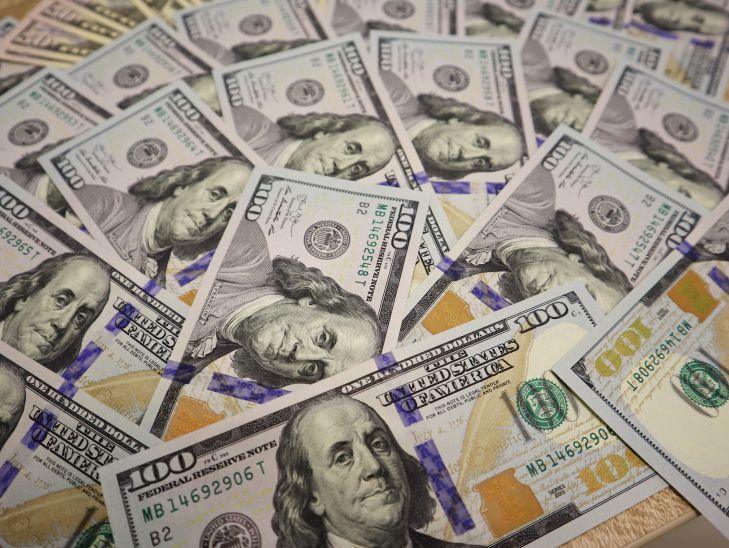Курс доллара рухнул по отношению к мировым валютам