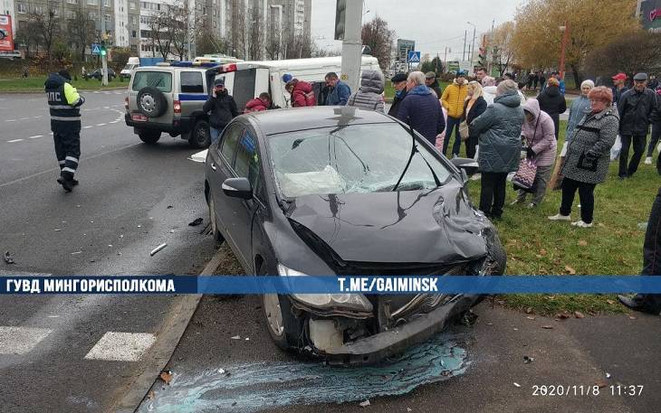 Автомобиль скорой помощи опрокинулся в Минске после столкновения с Honda