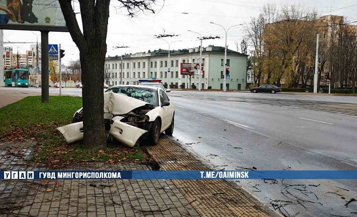 В Минске женщина-водитель выехала на тротуар и врезалась в дерево