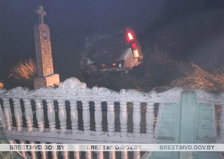 В Лунинецком районе легковушка протаранила забор кладбища В Лунинецком районе легковушка протаранила забор кладбища