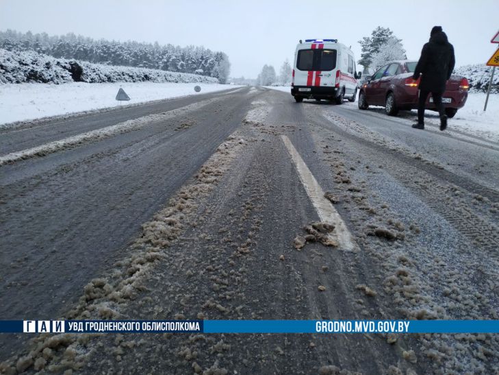Трагическое стечение обстоятельств в Лидском районе: пока девушка ожидала ГАИ после аварии, ее насмерть сбила третья машина
