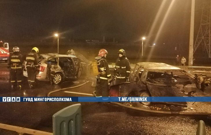 После столкновения на МКАД сгорели два автомобиля – кадры