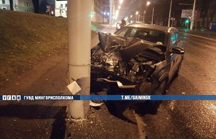 В центре Минска пьяный бесправник врезался в опору освещения