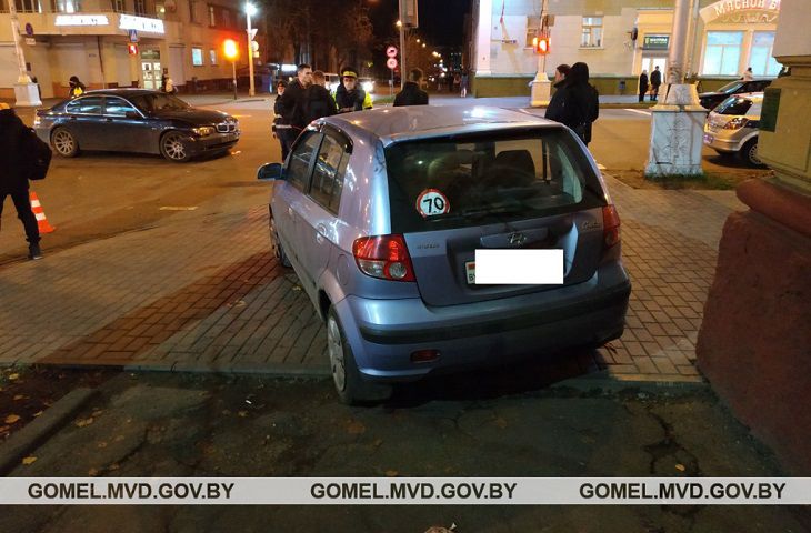 В Гомеле легковушка вылетела на тротуар после ДТП и сбила школьницу
