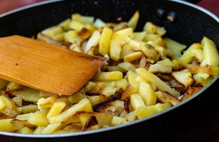 Это блюдо вам никогда не надоест: готовим жареную картошку с хрустящей корочкой