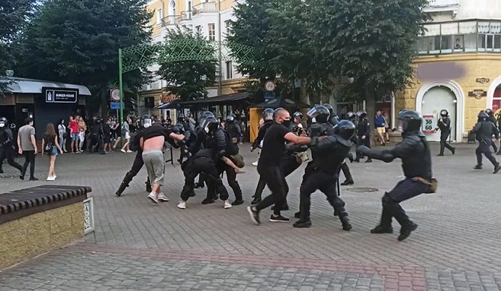 Житель Могилева ударил в живот и схватил за ноги милиционера. Дали 3 года тюрьмы