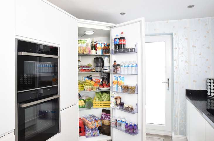 Узнайте полезный совет, который поможет вам правильно разложить продукты в холодильнике