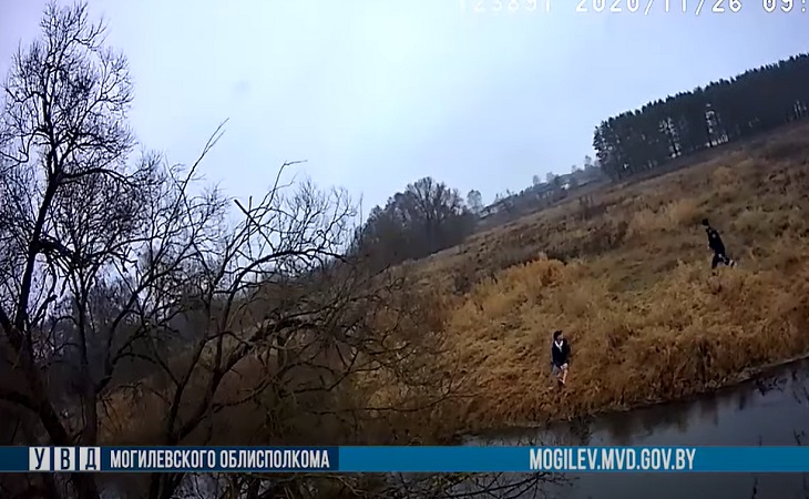 Бросил авто и прыгнул в реку с обрыва. Кадры погони за пьяным водителем в Костюковичах 