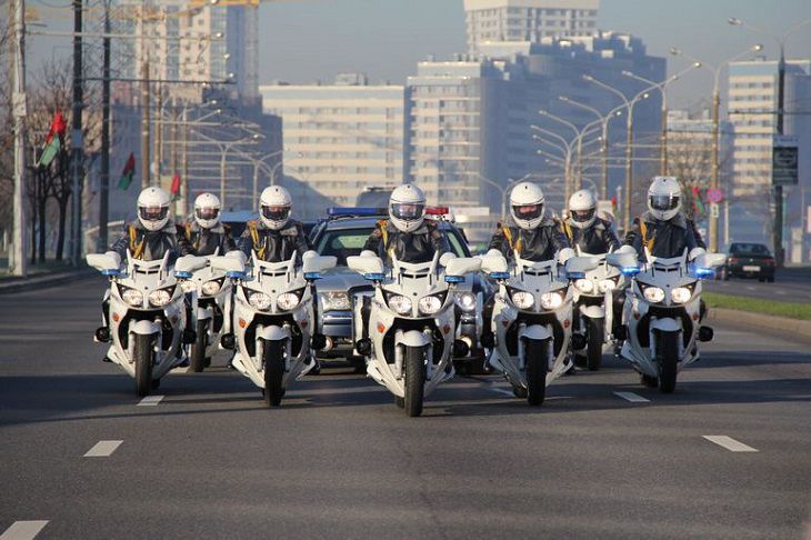 На выходных ГАИ усилит контроль на дорогах Беларуси: на некоторых трассах будет дежурить спецподразделение «Стрела» На выходных ГАИ усилит контроль на дорогах Беларуси: на некоторых трассах будет дежурить спецподразделение «Стрела»