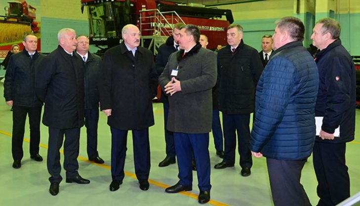 «Вы производите тот товар и продукт, который нужен стране»: Лукашенко похвалил сотрудников «Гомсельмаша»