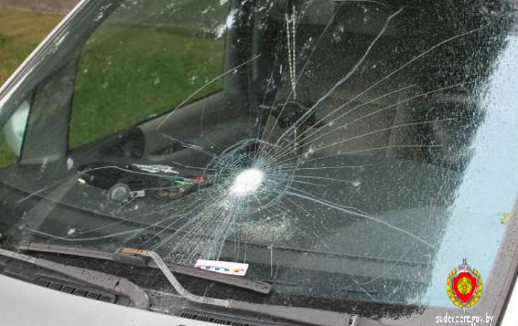 В Гродно женщина разбила бутылкой стекло в автомобиле: нашли по отпечатку пальца