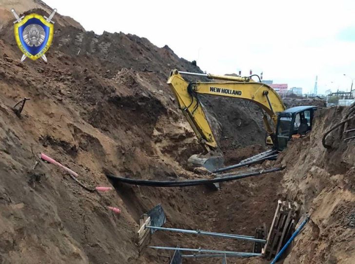 В Минске двоих рабочих засыпало грунтом: один из них погиб В Минске двоих рабочих засыпало грунтом: один из них погиб