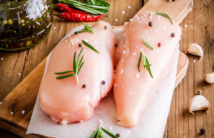 Жительница Украины показала курицу, светящуюся в темноте. Она купила ее в супермаркете Жительница Украина показала курицу, светящуюся в темноте. Она купила ее в супермаркете