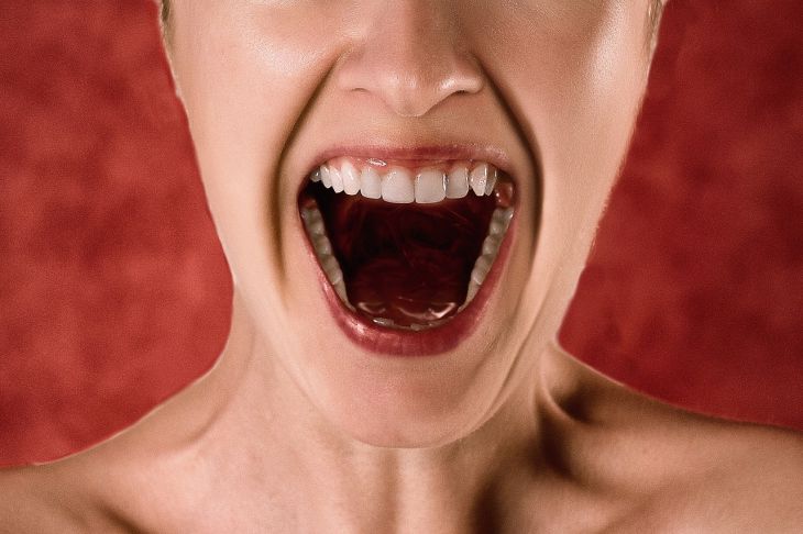 Названы проблемы полости рта, которые могут указывать на онкологию
