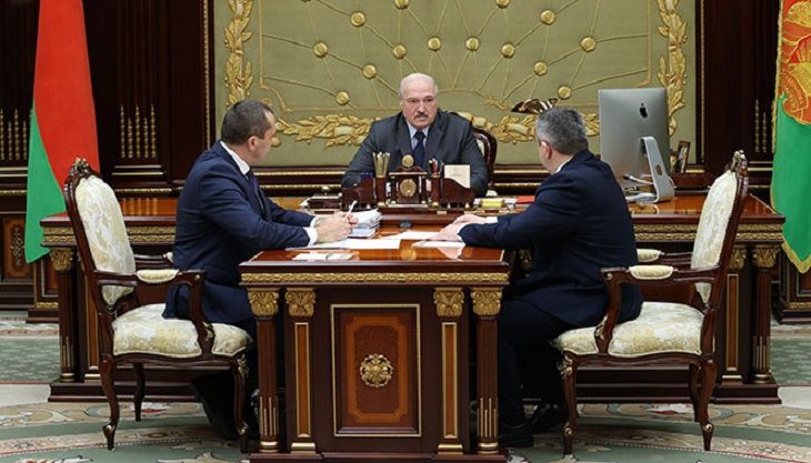Чиновники скреативили и подарили Лукашенко торт в виде АЭС