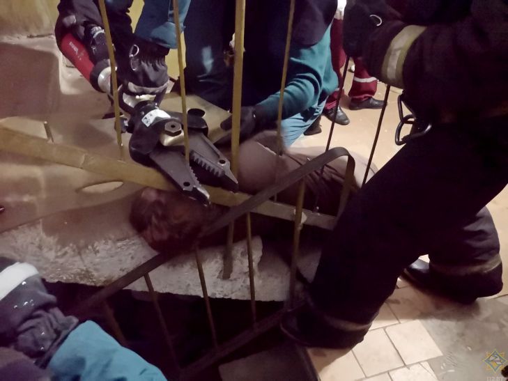 В Гомеле женщина неудачно упала и застряла головой в перилах лестницы: понадобилась помощь спасателей