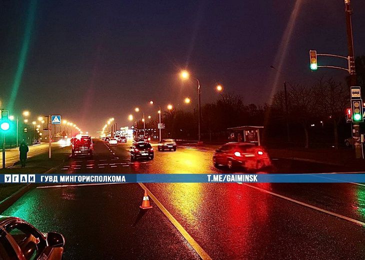 В Минске автомобиль ГАИ на пешеходном переходе сбил 2 человек