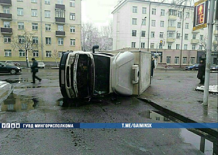 Не уступил «Доджу». Серьезная авария в Минске: перевернулся грузовик